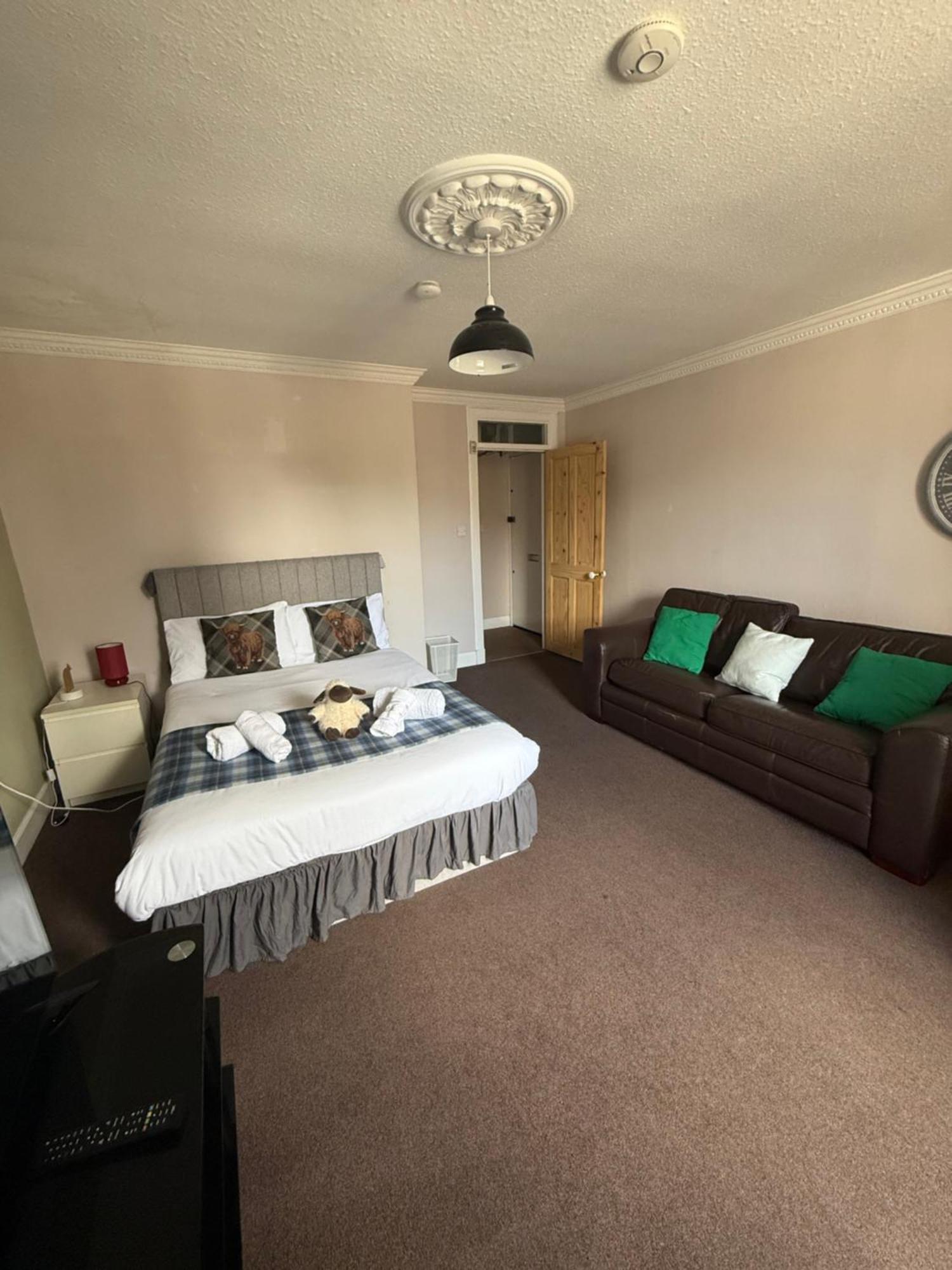 1 Bedroom In Old Town Apartment Edinburgh